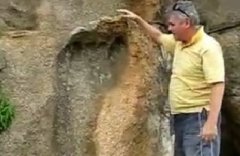 非洲史前岩壁上疑似巨人留下的巨大脚印